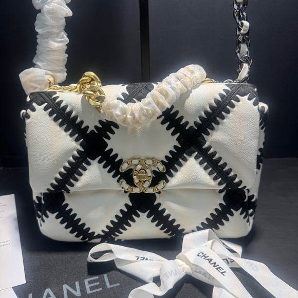 GWP CHANEL Makeup Shoulder/Handbag w/Mixed Media Chain~NIB - Picture 6 of 17